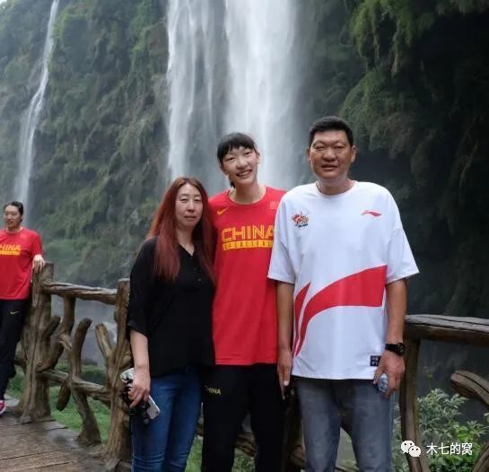 季子琪笑容明媚，显然很高兴的样子，她走上前挽住了黎漾的手，那我们走吧，小漾。